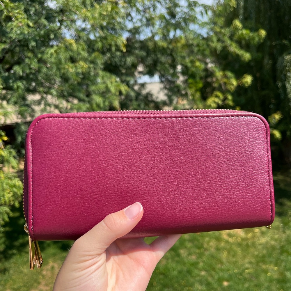 Chic Women's Wallet in burgundy